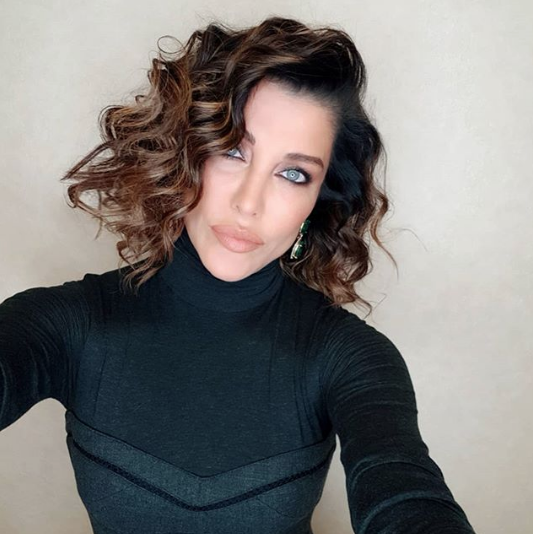 Deniz Akkaya, VİP hizmeti kullanan Ebru Gündeş'i bombaladı! - Resim: 2