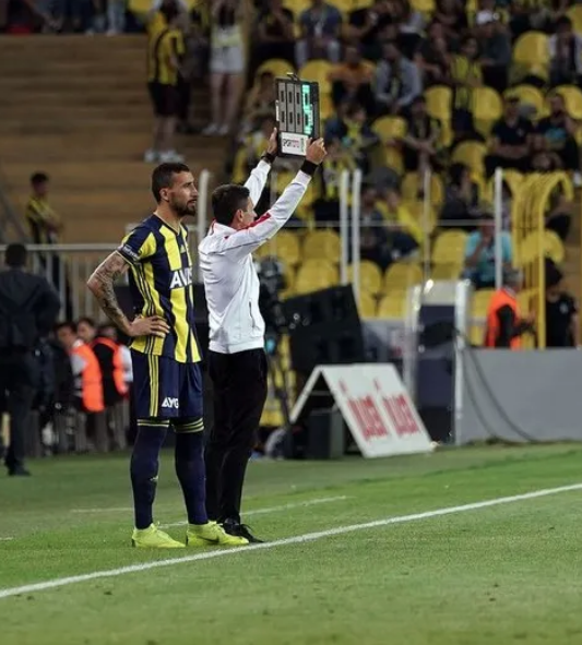 Fenerbahçe'de Mehmet Topal ıslıklandı taraftar ikiye bölündü - Resim: 2