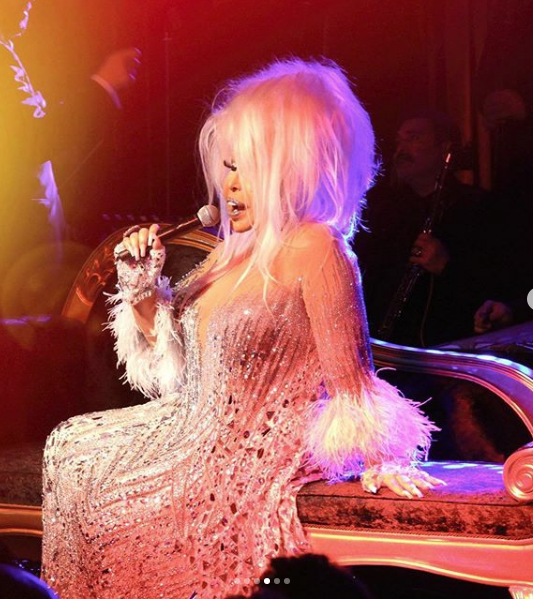 Bülent Ersoy göğüs dekolteli transparan kıyafetiyle sahnede göbek attı - Resim: 3