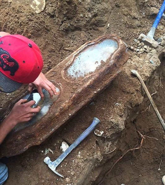 Evlerinin altından tabut çıktı gizemini dünya konuştu! - Resim: 3