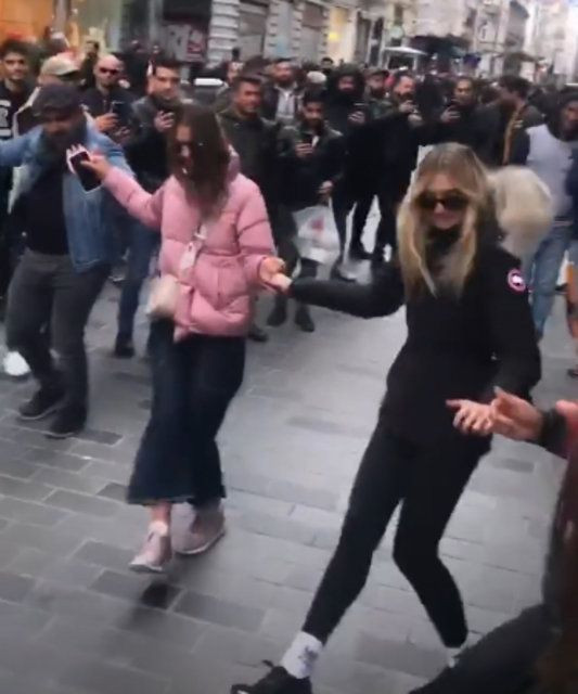 Şeyma Subaşı Taksim'de öyle bir hareket yaptı ki! Olay görüntüler - Resim: 4