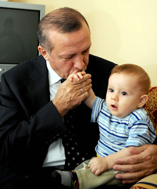 Liderler de çocukların yanında resmi duramıyor - Resim: 1