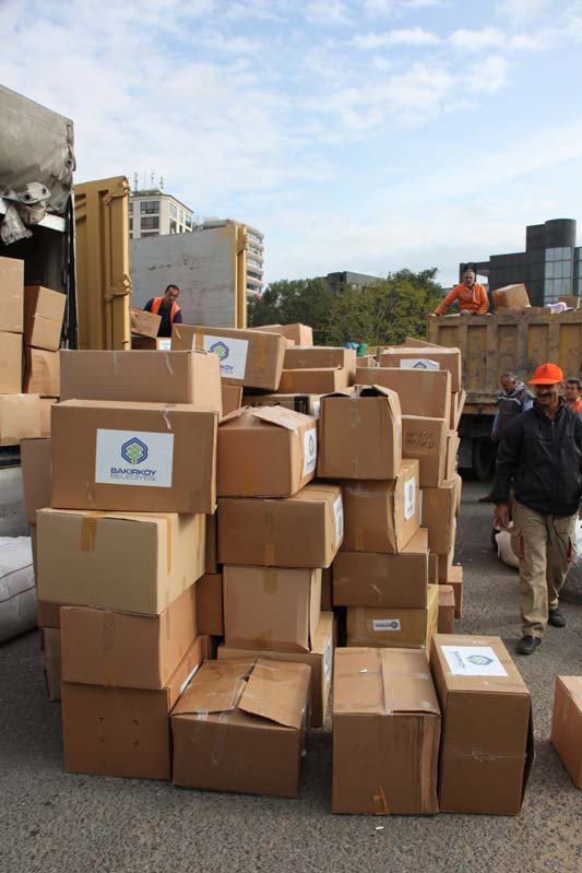 Depremzedelere 10 tır dolusu yardım - Resim: 1