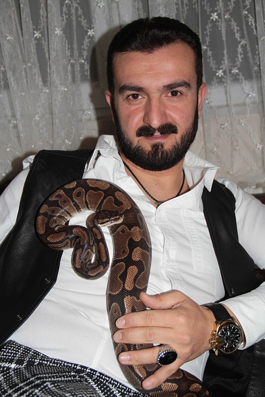 Yılandan korkuyor ama bakın ne yapıyor garip olay - Resim: 1