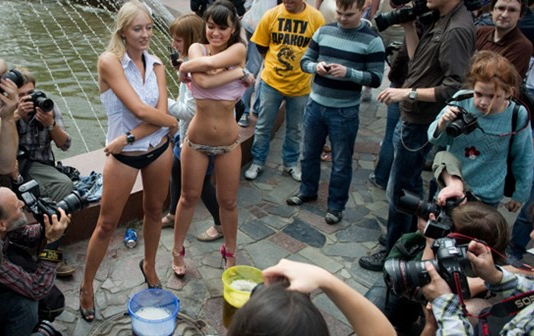 Kameraları görünce soyunmaya başladılar - Resim: 3