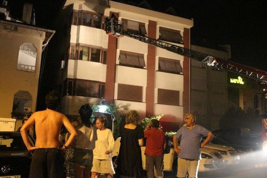 Etiler'de gece yarısı korku dolu anlar herkes kendini sokağa attı - Resim: 4