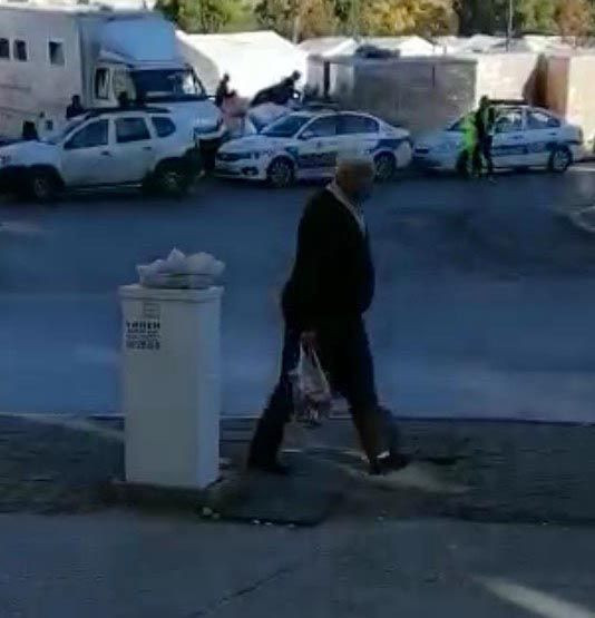 İzmir'de depremzedeler için ücretsiz dağıtılıyordu! Toplayıp marketinde sattığı iddia edildi - Resim: 4