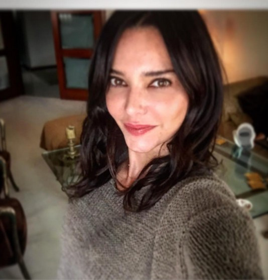 Ünlü oyuncuya bakan bir daha baktı sokağa böyle çıktı - Resim: 4