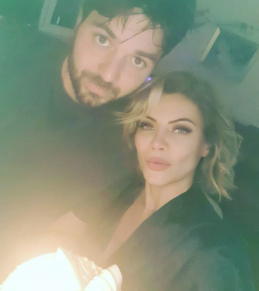 Seray Sever eşi Eray Sünbül ile dudak dudağa paylaşım yapıp yıl dönümü kutladı - Resim: 1