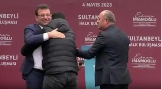 Mitingde dikkat çeken anlar! Ekrem İmamoğlu, gencin elinden mikrofonu aldı: Kerata yakacak şimdi burayı - Resim: 0