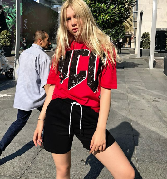 Etrafını sardılar imdadına 10 polis yetişti! Aleyna Tilki'nin sokakta zor anları - Resim: 3