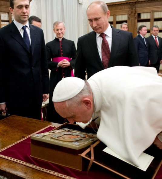 Putin getirdi Papa da eğilip öptü - Resim: 2