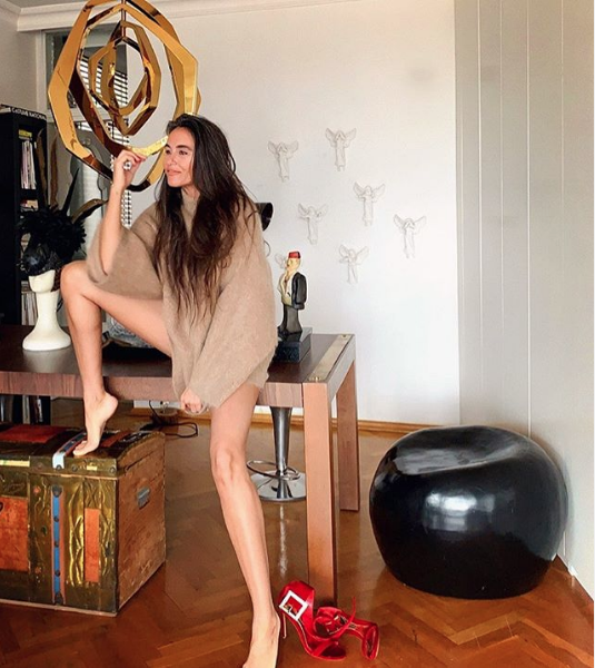 Eda Taşpınar mayolu ev haliyle ortalığı salladı cesur pozunu havada verdi - Resim: 4