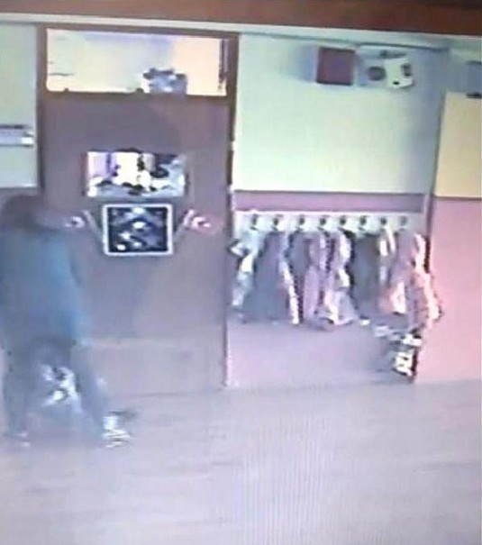 Şok görüntü! Anaokulu öğretmeni kameraya böyle takıldı - Resim: 1