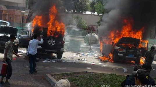 Yemen'de ABD Büyükelçiliğini bastılar! - Resim: 3