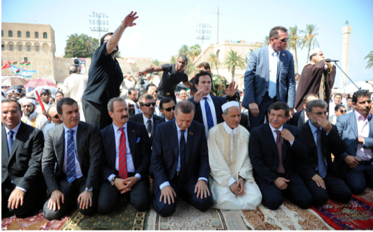 Erdoğan Cuma Namazı'nı sokakta kıldı - Resim: 4