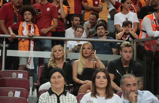 Malene Pedersen güzelliğiyle Galatasaray tribünlerini salladı - Resim: 1