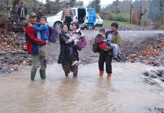 Öğrenciler okula gitmek için çile çekiyor - Resim: 2