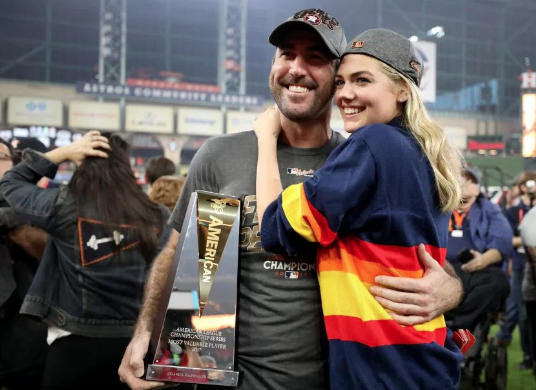 Kendinden geçti sahaya indi! Ünlü modelden galibiyet öpücüğü - Resim: 4