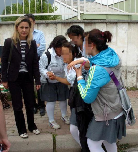 Liseli kızlar tekme tokat birbirine girdi - Resim: 1