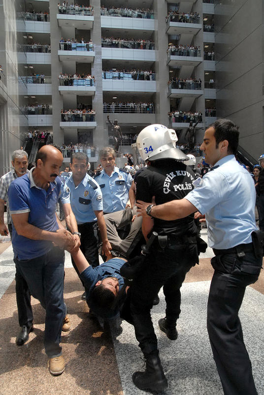 Çağlayan'da avukatlara sert müdahale - Resim: 2