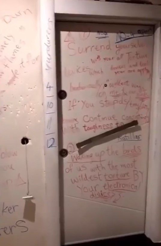 Komşularının kapısına dışkı sürüp duvarlarına tehdit yazdı! Kapıların önünde ateş yaktı! - Resim: 2