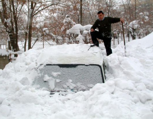 Minibüsünü kar altından çıkaramadı  - Resim: 1