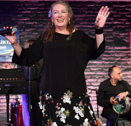 58 yaşındaki Suzan Kardeş'in mini etekli Beyonce pozu olay oldu - Resim: 1