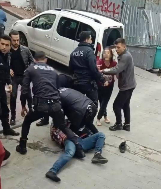Beyoğlu'nda KADES ihbarına giden polise saldırı mahalleyi birbirine kattı 5 polis yaralandı - Resim: 0