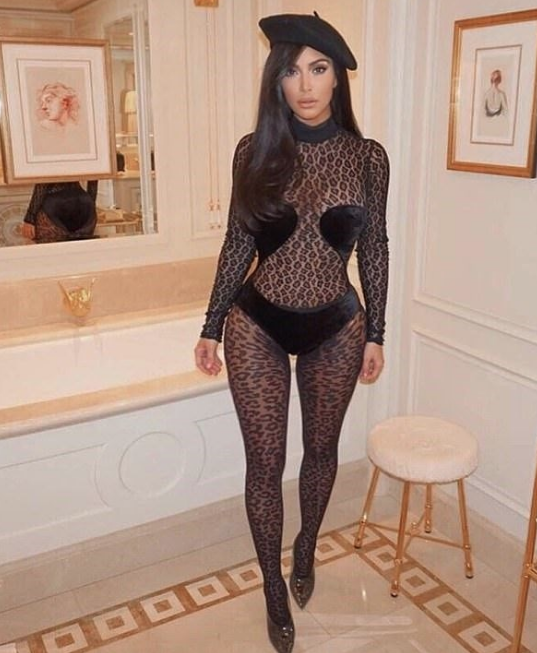 Kim Kardashian'ın cesur leopar desenli tulumu dikkat çekti - Resim: 4