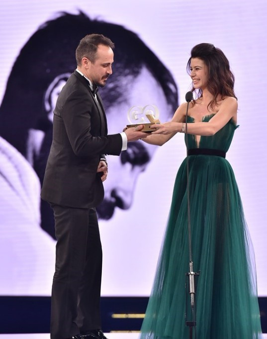 Beren Saat'in elbisesi kopya mıydı? Tasarımcısı açıkladı - Resim: 1