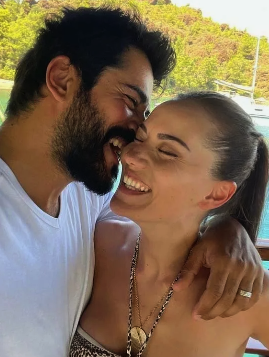 Tüm varlığını satıyor iddiaları vardı! Burak Özçivit ve Fahriye Evcen ülkeyi mi terk ediyor? - Resim: 4