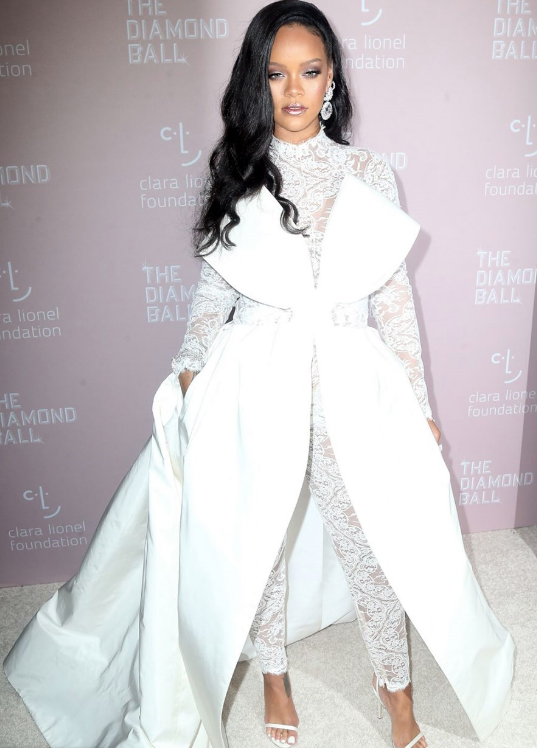 Rihanna iç çamaşırı modelliği yaptı üstsüz poz verdi - Resim: 4