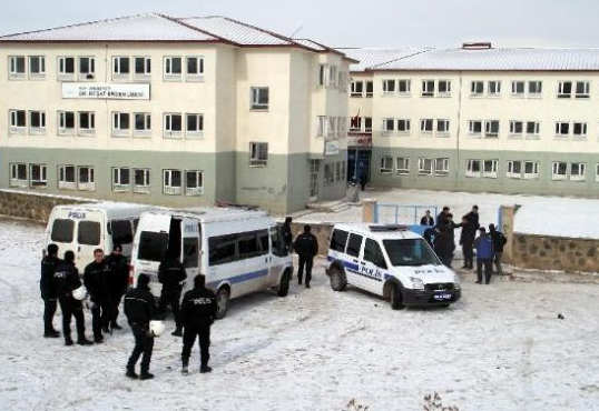 Polisten öğrencilere coplu müdahale - Resim: 3