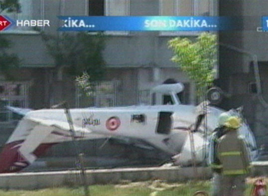 Samandıra'da uçak düştü - Resim: 1