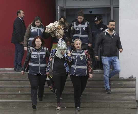 Öz kızını otobana çıkarıp fuhuş tuzağı kurdu - Resim: 4