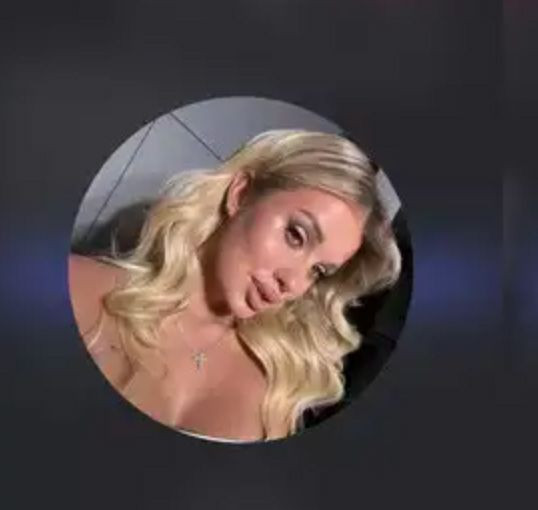 Bu kadın dünyada gündem oldu: Tırnak randevusuna askeri uçakla gitti! - Resim: 1