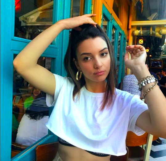 Hekimoğlu'ndaki Doktor Zeynep iç çamaşırsız poz verdi yorumlar fena - Resim: 1