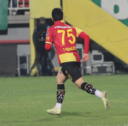 Görenler şaşırdı! Yırtık çorap modasına Göztepeli isim de katıldı - Resim: 3