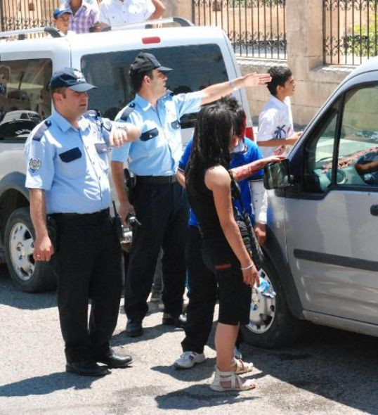 Jiletçi kızlar dehşet saçtı - Resim: 2