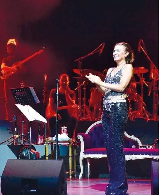 Yıldız Tilbe'den Kuruçeşme konserinde seyirciye: Bizim millet normal değil! - Resim: 3