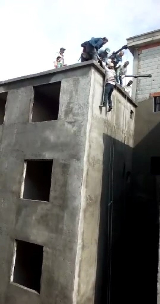 Korku dolu anlar! İskele yere düştü, işçi havada kaldı - Resim: 3