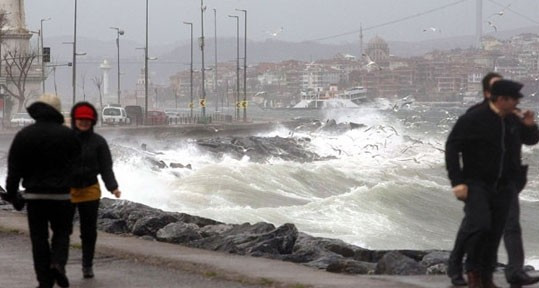 İstanbul'da lodos yıkıp geçiyor - Resim: 1