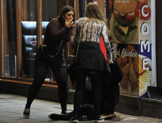 Eğlencenin dozu kaçtı! Noel öncesi skandal kareler - Resim: 1