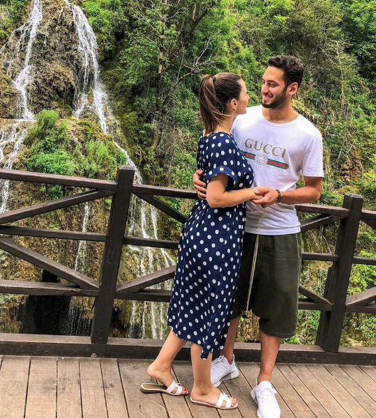 Karadeniz turu! Hakan poz verdi eşi çekti - Resim: 1