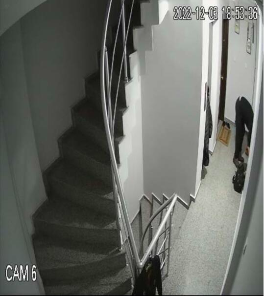 20 yaşındaki genç kızın yaptığı şok etti! Komşular sesi duyup kapıya çıkınca... - Resim: 0