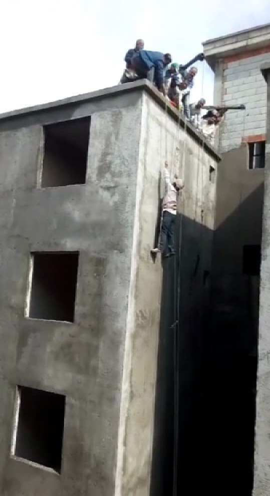 Korku dolu anlar! İskele yere düştü, işçi havada kaldı - Resim: 2
