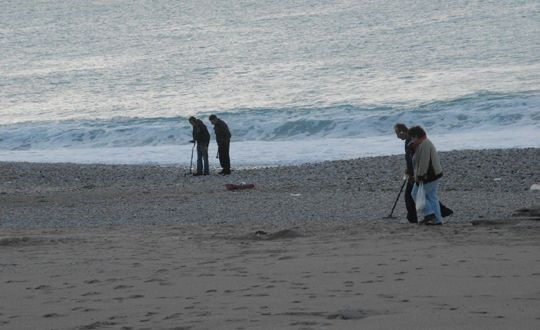Turistler gitti dedektörler sahilde altın avı başladı  - Resim: 4