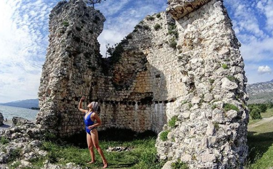 Avlu dizisinde yıldızı Selen Seyven ağaca çıkıp poz verdi! Hayranları şaşırdı - Resim: 3