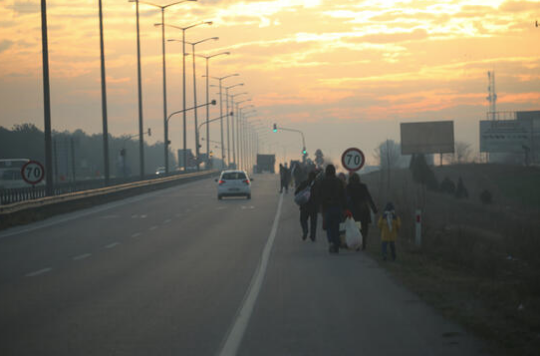 Kapılar sonuna kadar açıldı! Vatandaş minibüsü çekti Suriyelileri sınıra götürüyor - Resim: 3